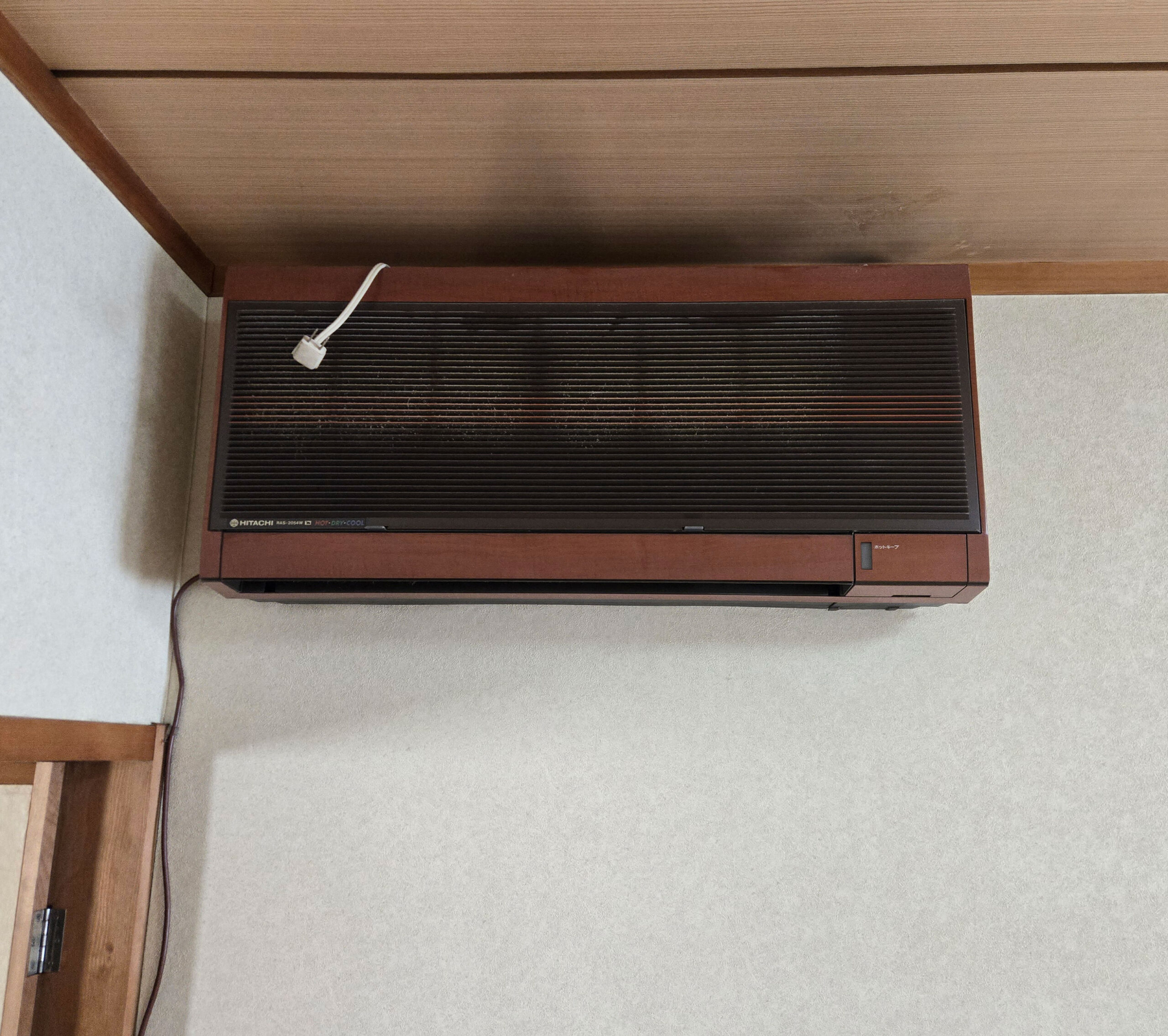 【施工事例】和室6畳に10畳用エアコンを設置！隠れた広さを見極める機種選定とコンセント移設