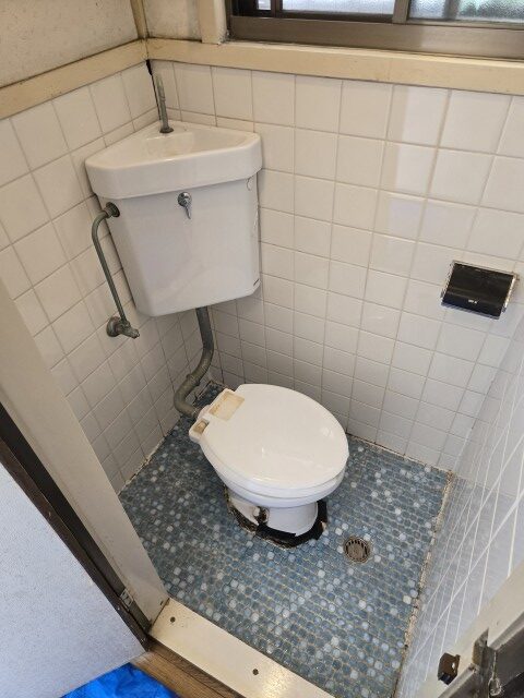 【施工事例】水漏れ・タンクの割れを解決！限られたスペースを活かすLIXIL「隅付タンク式トイレ」への交換工事