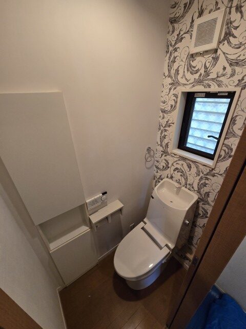 【施工事例】1階・2階のトイレを同時リフォーム！2日間の快適施工で、北欧デザインクロスが映える上質空間へ