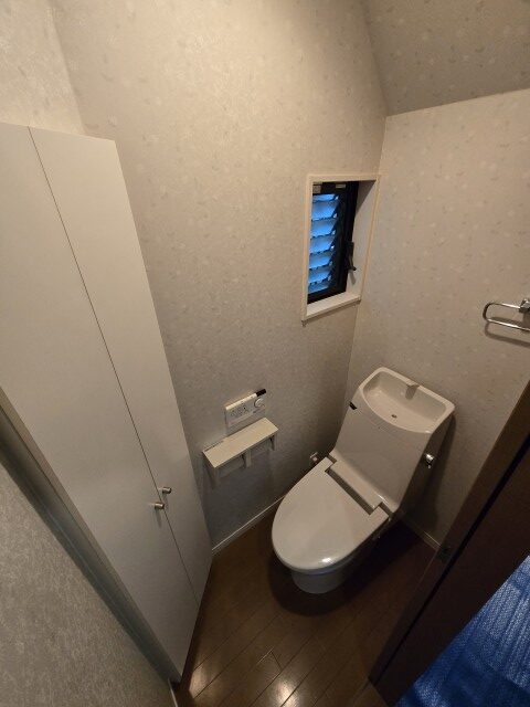 【施工事例】トイレ交換と内装の同時リフォーム！1色クロスでシンプルに仕上げたスタイリッシュ空間
