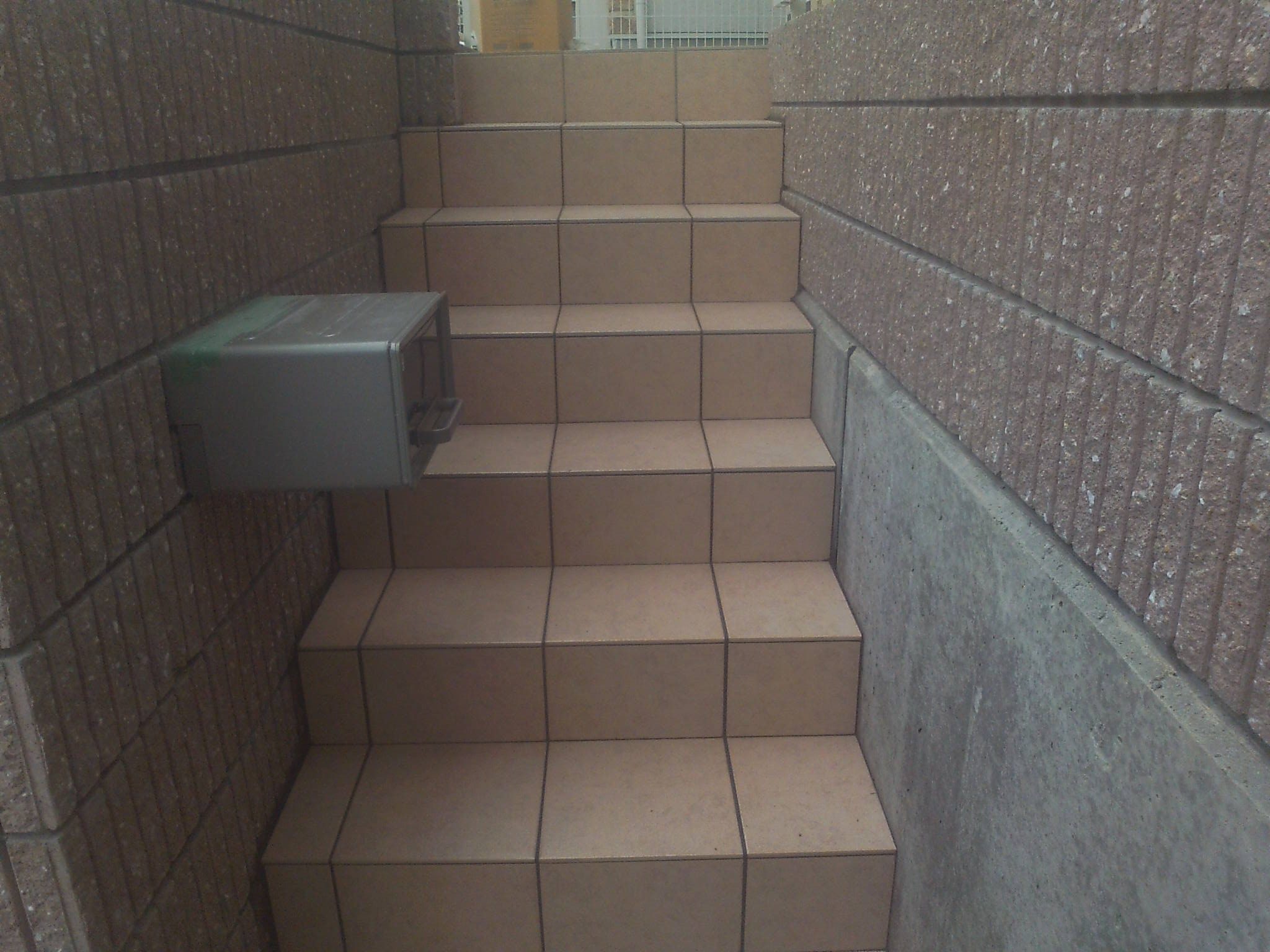 階段タイル張り完成